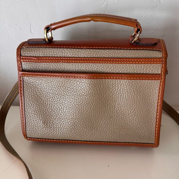 Dooney & Bourke Vtg Crossbody Carrier Bag Turn Lock All Weather Leather Pebbled - Picture 2 of 11